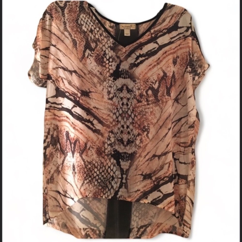 One World Ladies Animal Print Short Sleeve V Neck Shirt Size Small Worn Once